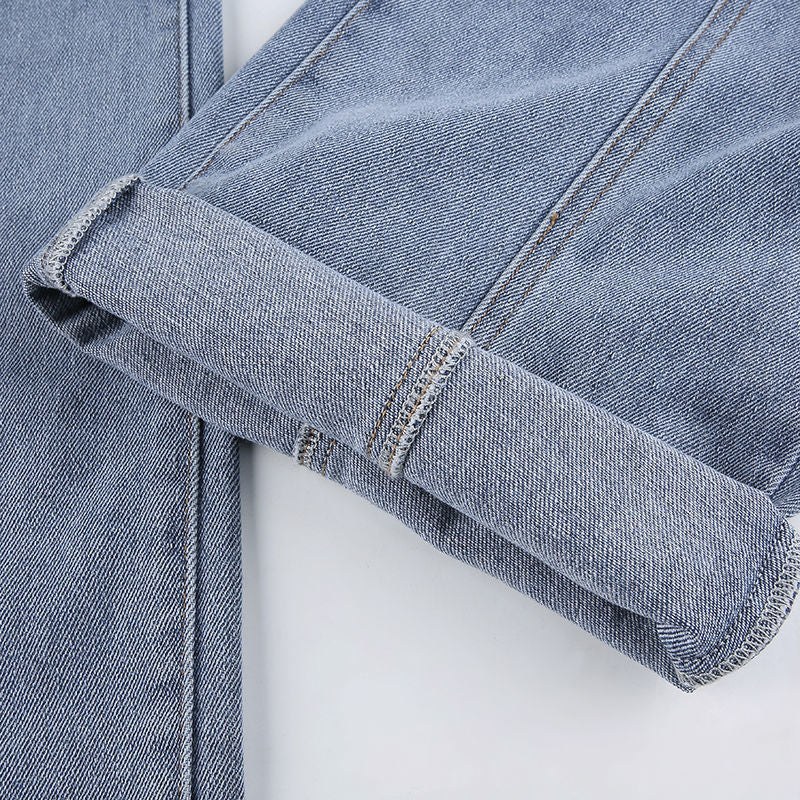 Jeans de Cintura Alta com Costura e Detalhe Bordado