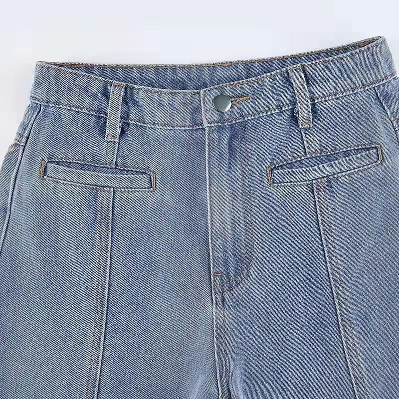 Jeans de Cintura Alta com Costura e Detalhe Bordado